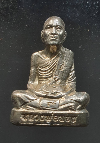 พระ ปั๊มรูปเหมือนเต็มองค์ สร้างจำนวน ๓,๕๙๙ องค์