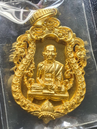 พระ เสมาฉลุลายข้างกนกยกองค์